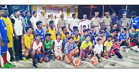 கூடைப்பந்து போட்டியில கலந்துகொண்ட மாணவர்களுக்கு போலீசார் வாழ்த்து தெரிவித்தனர்.
