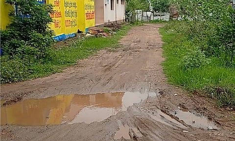 மண்சாலையை படத்தில் காணலாம்.