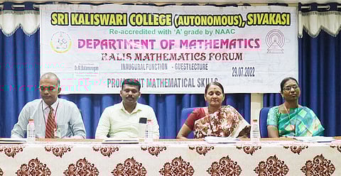 “காளீஸ் கணித மன்றம்” தொடக்க விழாவில் பங்கேற்றவர்கள்.