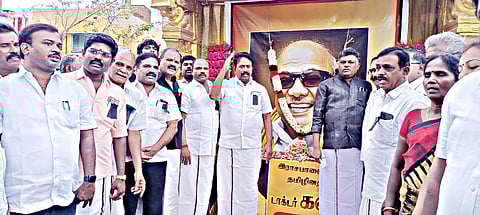 கருணாநிதி படத்திற்கு தங்கபாண்டியன் எம்.எல்.ஏ. மலர்தூவி மரியாதை செலுத்தினார்.