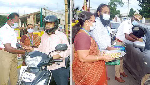 தஞ்சை ஜோதி அறக்கட்டளையினர் மற்றும் போக்குவரத்து ஒழுங்குபிரிவு போலீசார் இணைந்து பொது மக்களுக்கு ராக்கி கயிறு கட்டி இனிப்பு வழங்கினர்.