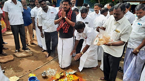 திருப்பத்தூர் அருகே மாடப்பள்ளி ஊராட்சி களரூர் கிராமத்து சாலை மற்றும் குடிநீர் பணிகளை நல்லதம்பி எம் எல் ஏ, தொடங்கி வைத்தார்.