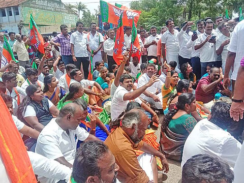 மறியலில் ஈடுபட்ட பா.ஜனதா கட்சியினர்.