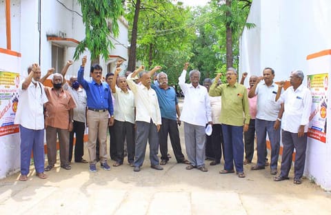 பாளை தலைமை தபால் நிலையம் முன்பு இன்று ஆர்ப்பாட்டம் நடைபெற்ற போது எடுத்தபடம்.