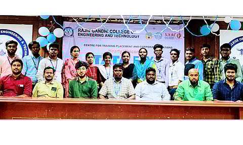 ராஜீவ் காந்தி என்ஜினீயரிங் கல்லூரியில் வேலை வாய்ப்பு முகாம் நடந்த காட்சி.