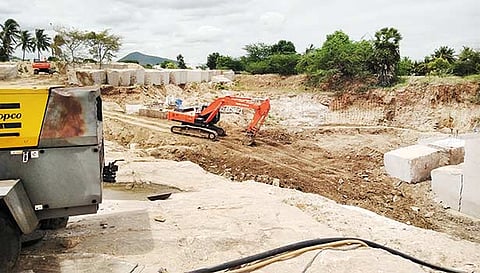 வடமதுரை அருகே கிராமங்களில் கனிமவள கொள்ளை நடைபெறுவதை படத்தில் காணலாம்.