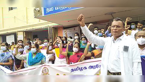 நாமக்கல் அரசு மருத்துவக்கல்லூரி மருத்துவமனையில் ஆா்ப்பாட்டம் நடத்திய டாக்டர்கள்.&nbsp;