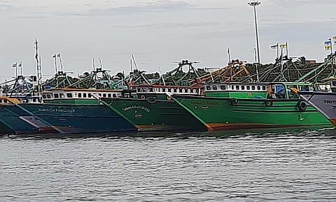 சின்னமுட்டம் துறைமுகத்தில் இருந்து கடலுக்கு மீன் பிடிக்கச் சென்ற 300 விசைப்படகுகள்