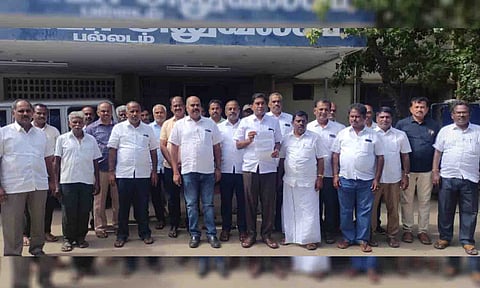 மனு கொடுக்க வந்த கல் குவாரி உரிமையாளர்களை படத்தில் காணலாம்.