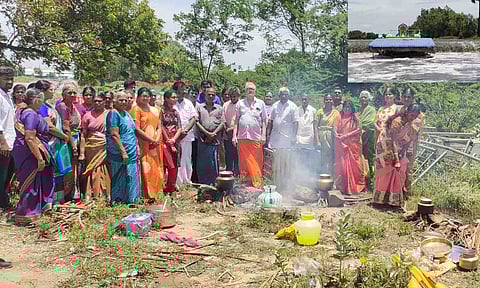 பொங்கல் வைத்து வழிபட்ட பொதுமக்கள். நல்லம்மன் கோவிலை தண்ணீர் மூழ்கடித்து செல்வதை படத்தில் காணலாம்.
