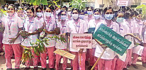 நர்சிங் மாணவிகள் விழிப்புணா்வு பேரணி