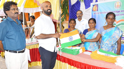 மகளிர் சுய உதவி குழுக்களின் மூலம் தேசியக்கொடி விற்பனையை கலெக்டர் ஜானி டாம் வர்கீஸ் தொடங்கி வைத்தார்.