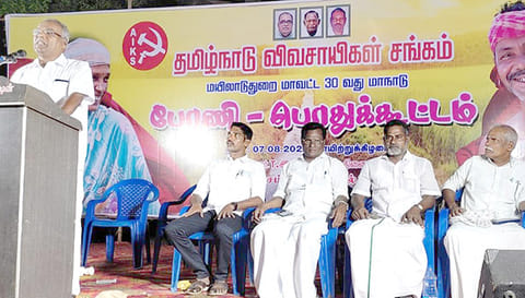 கூட்டத்தில் மார்க்சிஸ்ட் கம்யூனிஸ்டு கட்சியின் மாநில செயலாளர் பாலகிருஷ்ணன் பேசினார்.