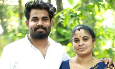 கேரளாவில் மகனுடன் அரசு பணிக்கு தேர்வான அங்கன்வாடி பணியாளர்