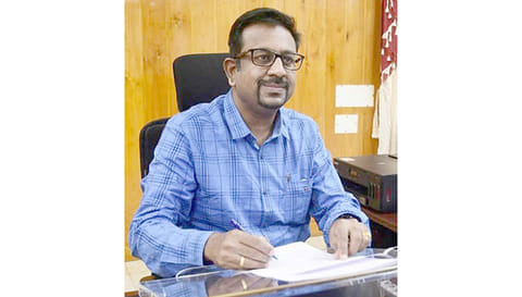 கலெக்டர் தினேஷ் பொன்ராஜ் ஆலிவர்.