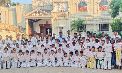 பயிற்சி முகாமில் பங்கேற் கராத்தே பயிற்சி மாணவர்கள்.