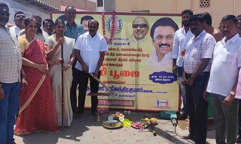 குடிநீர் குழாய் விரிவாக்கப் பணி துவக்க விழா நடைபெற்ற காட்சி.