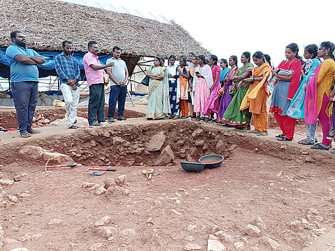அகழாய்வு பணிகளை பார்வையிட்ட தூத்துக்குடி கல்லூரி மாணவிகள்.