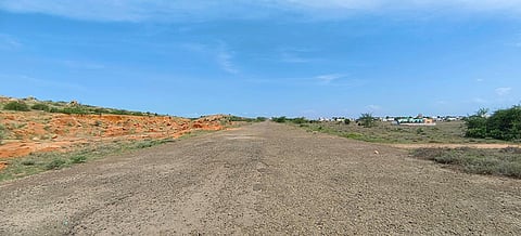 மொட்டை மலை அடிவாரத்தில் உள்ள விமான ஓடுதளம்.
