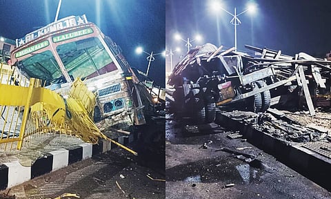 பெங்களுரில் இருந்து சென்னைக்கு கிரானைட் ஏற்றி சென்ற லாரி விபத்தில் நொறுங்கி கிடப்பதை படத்தில் காணலாம்.