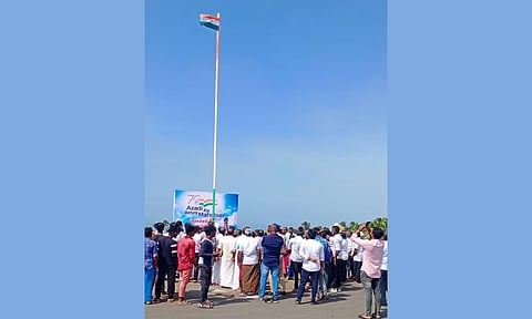 கன்னியாகுமரியில் நான்கு வழி சாலை முடியும் சீரோபாயிண்டில் 40 அடி உயர கம்பத்தில் தேசியக்கொடி இன்று காலை ஏற்றப்பட்டது