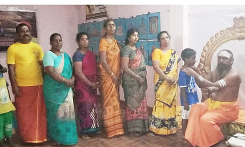 பக்தர்களுக்கு ருத்ராட்சம் அணிவித்த காட்சி.