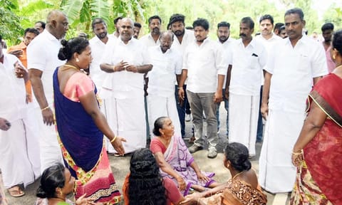 வைகை ஆற்றில் தவறி விழுந்து பலியானோரின் குடும்பத்தினருக்கு முன்னாள் அமைச்சர் ஆர்.பி. உதயகுமார் ஆறுதல் கூறினார்.
