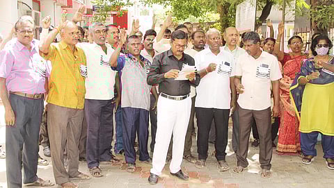 மத்திய அரசின் தனியார்துறை மயமாக்கலை கண்டித்து மதுரை தல்லாகுளம் அஞ்சலகத்தில் ஊழியர்கள் இன்று வேலை நிறுத்தம் செய்து ஆர்ப்பாட்டத்தில் ஈடுபட்டனர்.
