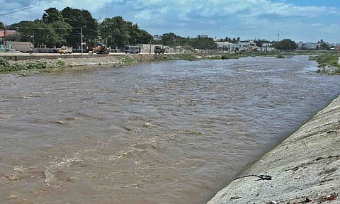 திருப்பூர் நொய்யல் ஆற்றில் கரைபுரண்டு  செல்லும் தண்ணீர்.