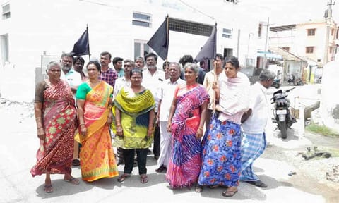 கருப்பு கொடியுடன் பச்சாபாளையம் பொதுமக்கள்.&nbsp;