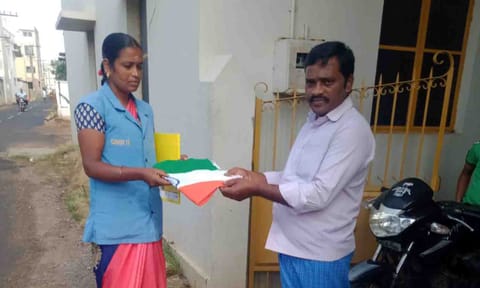 வீடு வீடாக தேசிய கொடி  வழங்கப்பட்ட காட்சி.&nbsp;