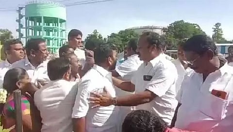 தி.மு.க நிர்வாகிகள் மோதலில் ஈடுப்பட்ட காட்சி.