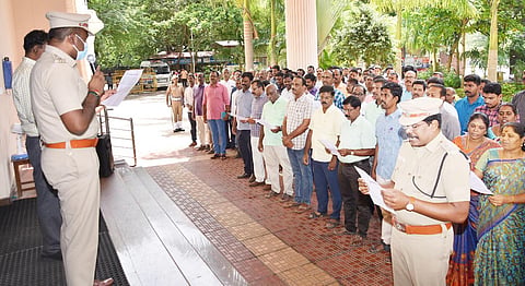 மதுரை மாநகர காவல் அலுவலகத்தில் போைத பழக்கத்திற்கு எதிரான உறுதிமொழியை துணை கமிஷனர் (தெற்கு) சீனிவாச பெருமாள் தலைமையில் அதிகாரிகள் மற்றும் அமைச்சுப்பணியாளர்கள் எடுத்துக் கொண்டனர்.
