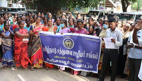 சத்துணவு ஊழியர் ஆர்ப்பாட்டம் நடத்தினர்.