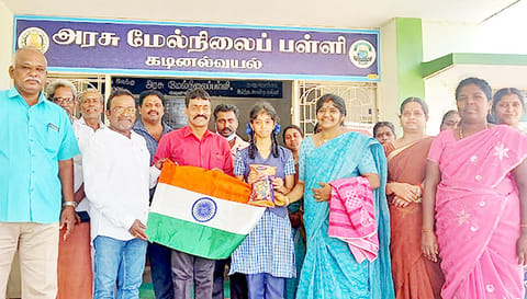 தேசியக் கொடிகள் வழங்கியபோது எடுத்தபடம்.