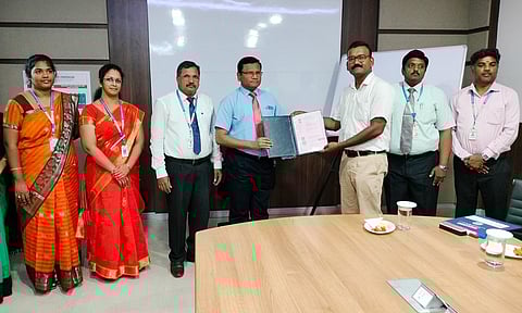 தனியார் நிறுவனத்துடன் புரிந்துணர்வு ஒப்பந்தம் செய்த காட்சி.