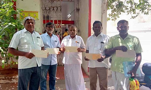 &nbsp;விசைத்தறியாளர்கள் முதல்வருக்கு  பதிவுத்தபால் அனுப்பிய காட்சி.