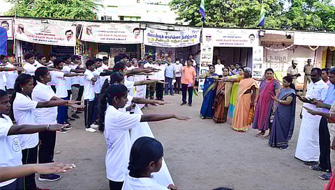 75 -வது சுதந்திர திருநாள் அமுதப்பெருவிழா மற்றும் போதைப் பொருட்கள் ஒழிப்பு விழிப்புணர்வு  மினிமராத்தான் ஒட்டத்தை மாவட்ட வருவாய் அலுவலர்(பொறுப்பு)  மல்லிகா தொடங்கி வைத்தார்.