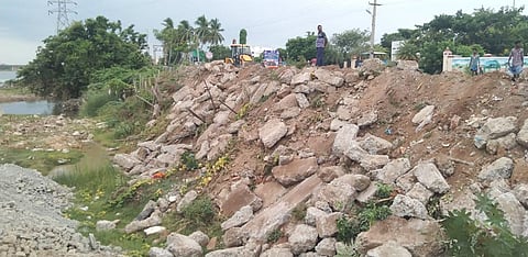 கடலூர் கலெக்டர் அலுவலகம் எதிரே தென்பெண்ணை ஆற்றங்கரை சீரமைக்கும் பணி நடந்து வருவதை படத்தில் காணலாம்.