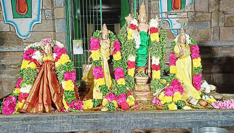 சிறப்பு அலங்காரத்தில் சுவாமிகள்.