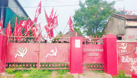 கட்சியின் அலுவலக நுழைவுவாயிலில் நோட்டீஸ் ஒட்டப்பட்டுள்ளது.