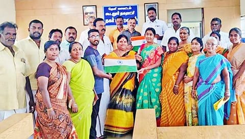 கூடலூர் நகர்மன்ற தலைவர் பத்மாவதி லோகன் துரை உறுப்பினர்களுக்கு தேசிய கொடி வழங்கினார்.