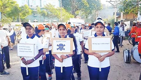 விழிப்புணர்வு பதாகைகளை ஏந்தி ஊர்வலமாக வந்த மாணவ-மாணவிகள்.