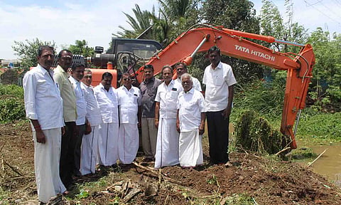 சூலூர் சட்டமன்ற தொகுதி உறுப்பினர் வி.பி.கந்தசாமி , சாமளாபுரம் பேரூராட்சி மன்றத்தலைவர் விநாயகா பழனிச்சாமி ஆகியோர் பணிகளை பார்வையிட்ட காட்சி.&nbsp;&nbsp;