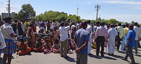 உறவினர்கள் சாலை மறியல் செய்த காட்சி.