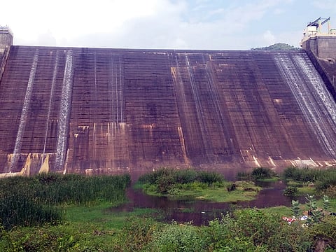 அணையில் இருந்து தண்ணீர் வெளியேறும் காட்சி.