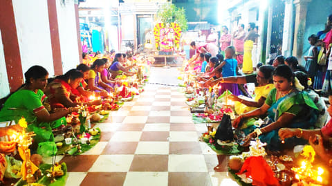 காமாட்சி அம்மன் கோவிலில் திருவிளக்கு பூஜை