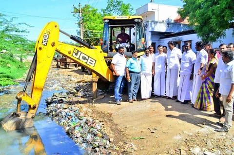 பாளை எம்.கே.பி.நகரில் கால்வாய் தூர்வாரும் பணியை அப்துல்வகாப் எம்.எல்.ஏ. தொடங்கி வைத்தார்.