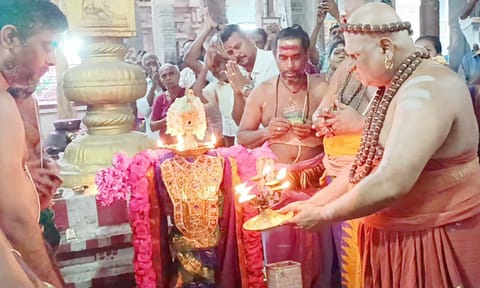 திருவாவடுதுறை ஆதீன குருமகா சன்னிதானம் லட்சதீப திருவிழாவில் குத்து விளக்கு ஏற்றி தொடங்கி வைத்தார்.