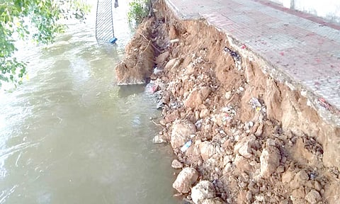 கல்லணை கால்வாய் நடைபாதை தடுப்பு கம்பிகளுடன் ஆற்றில் சரிந்து விழுந்தது.